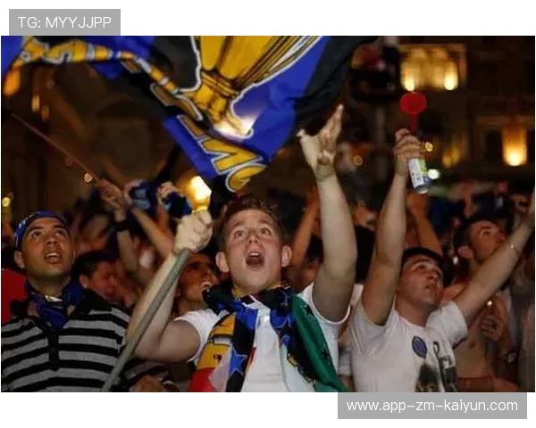 球迷疯狂支持，现场气氛火热！，球迷疯狂庆祝照片